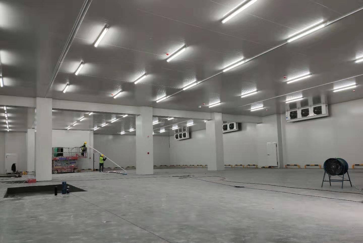 城市周邊建造一個(gè)8800平生鮮電商冷庫設(shè)計(jì)安裝費(fèi)用？